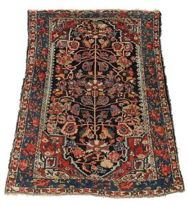 Antik Bakhtiar tæppe, prydet ornamenter, blomster og bladværk på blå bund. Persien. 20. årh.s begyndelse. 198 x 143.