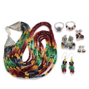 Smykkesæt bestående af syvradet halskæde og et par ørestikker, begge prydet med facetslebne safirer, citriner, smaragder og rubiner. 13