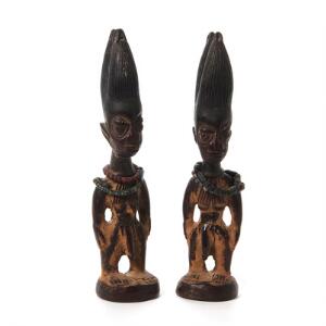 Yoroba et par Ere Ibeji mandlinge tvillingefigurer. Træ, rækker af multifarvede perler rundt om halsen. Nigeria. H. 28. 2