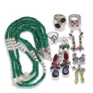 Smykkesæt bestående af smaragdhalskæde med lås af sterlingsølv og smaragdørestikker af sterlingsølv, alle prydet med perler af smaragd. 14