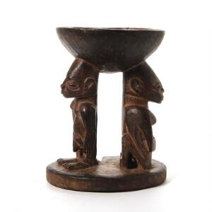 Yoroba spådomsskål. Træ, skål til palmenødder, opsat på to knælende figurer en mand og en kvinde. Nigeria. H. 22.