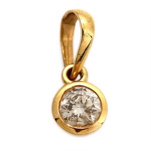 Diamantvedhæng af 18 kt. guld prydet med brillantslebet diamant. L. 1,5 cm.