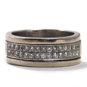 Diamantring af 14 kt. hvidguld, prydet med 30 brillantslebne diamanter på i alt ca. 1,50 ct. Vægt 17,8 gr. Str. 70. Ca. 2008.