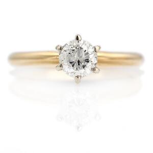 Diamantsolitairering af 14 kt. guld prydet med brillantslebet diamant. Str. 52,5.