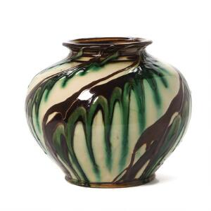 Herman A. Kähler Stor vase af lertøj. Dekoreret med hornmalet glasur i brunt, hvidt og grønt. Sign. HAK. H. 24.
