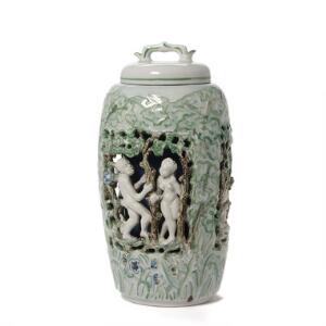 Bode Willumsen Lågkrukke af porcelæn modelleret med motiver i form af Adam og Eva i Edens Have. Dekoreret med hhv. transperant glasur samt grøn og brun glasur.