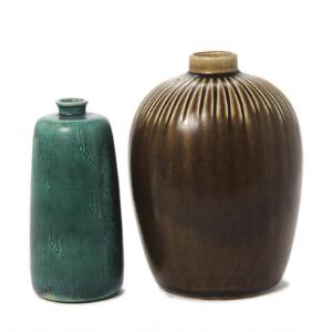 Saxbo, Eva Stæhr-Nielsen To vaser af stentøj dekoreret med hhv. grøn og brungrøn glasur. 2