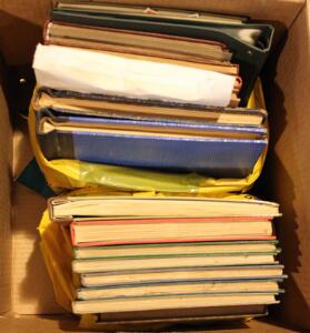 Hele Verden. Kasse med ca. 15 album og indstiksbøger med tusindvis af mærker fra forskellige lande