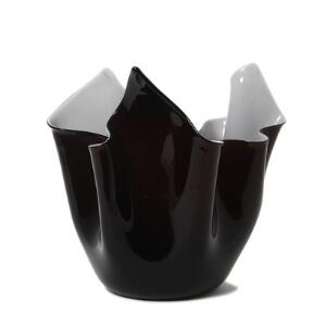 Venini Fazzoletti. Tørklædevase af hvidt glas med overfang af auberginefarvet glas. Syrestemplet Venini, Murano, Italy. H. 28,5.