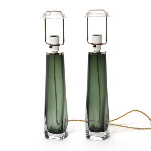 Carl Fagerlund Et par bordlamper af grønt glas med overfang af klart glas. Sign. Orrefors. Udført hos Orrefors, Sverige.  2