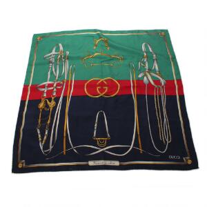 Gucci Kvadratisk silketørklæde i grøn, rød og blå farver med motiv af seletøj til heste samt monogram. L. ca. 87 cm.