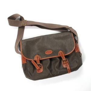 Mulberry Messenger taske af brunt præget læder, med lyse brune besætninger og skulderrem. L. ca. 33 cm. H. ca. 29 cm.