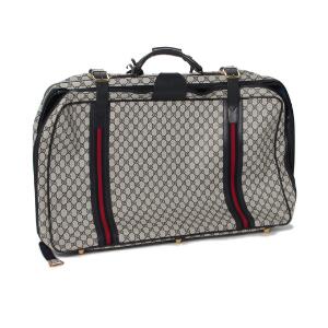 Gucci Større kuffert med enkelt hank, lås, dobbelt lukning og blåt foer. L. ca. 73 cm. B. ca. 20 cm. H. ca. 45 cm.