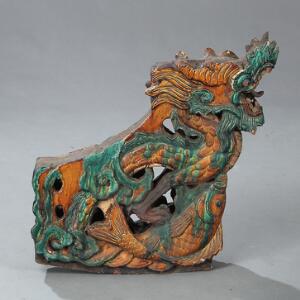 Stort kinesisk tagfragment af brændt ler i grønt og strågult i form af drage og fisk. Ming Diagonal mål 89 cm. H. 62 cm. B. 52 cm.