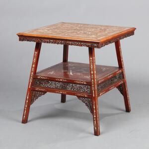 Kinesisk bord af udskåret hardwood, rigt indlagt med kineserier i ben. 20. årh.s. begyndelse. H. 65. B. 64. D. 64.
