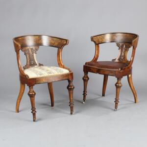 Et par skrivebordsstole af nød og nødderod prydet med skæringer. 19. årh.s. slutning. 2