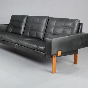 Illum Wikkelsø Tre-personers sofa, sider, ryg og løse hynder med sort skind, ben af eg. Model ML 230. Udført hos Mikael Laursen. L. 215.