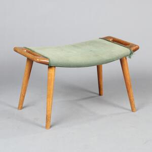 Hans J. Wegner AP 29. Skammel af egetræ, sæde med grønt uld. Designet 1954. Udført hos A.P. Stolen, Købehavn. H. 40. L. 71. B. 42.