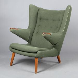 Hans J. Wegner Bamsestol. Øreklapstol med ben af eg og negle af teak, betrukket med grøn uld. Model AP 19. Tegnet 1951. Udført hos AP-Stolen.