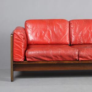 Tobia Scarpa Bastiano. Tre-personers sofa af bejdset og poleret eg, hynder betrukket med rødt skind. Udført hos Haimi, Finland. L. 212. B. 76.