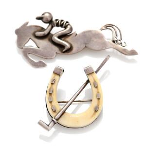 Evald Nielsen m. fl. To brocher af sølv i form af rytter på hest og hestesko af udskåret ben. L. ca. 6,5 og 3,5 cm. 2