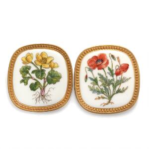 A. Michelsen To Flora Danica brocher af forgyldt sterlingsølv og porcelæn prydet med blomstermotiver. L. ca. 4,8 cm. 2