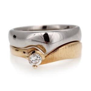 Diamantring af 14 kt. guld prydet med brillantslebet diamant på ca. 0.29 ct. samt tilhørende sidering af 14 kt. hvidguld. Farve. Wesselton H. Klarhed. VVS.