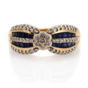 Safir -og diamantring af 18 kt. guld prydet med talrige carréslebne safirer og brillantslebne diamanter. Str. 55. Ca. 2005.