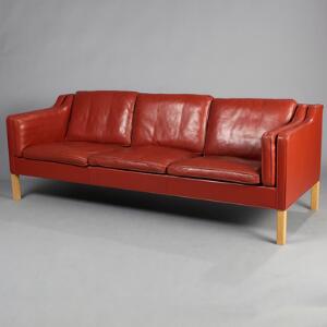 Børge Mogensen Fritstående tre-personers sofa med rødbrunt skind, ben af egetræ. Udført hos Fredericia Furniture. L. 222.
