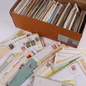 Danmark. BREVE. Skotøjsæske fyldt med ca. 1000 breve, kort, adressebreve, hvoraf flere er sendt til Grønland.