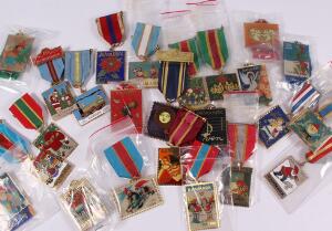 JULEMÆRKE-PINS. Komplet samling pins fra 1981-2004. I alt 24 stk.