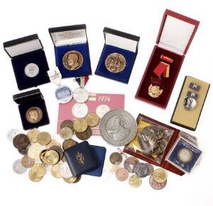 Kasse med medailler, lidt mønter m.m., enkelte Ag, bl.a. Island, 500  1000 kr 1974, 500 kr 1986, Sieg 105, 106, 108