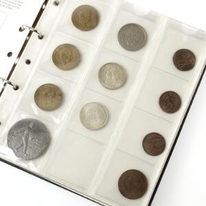 Album med primært danske og skandinaviske mønter i 6 albumsider, enkelte bedre inkl. 5 øre 1891 3 sedler inkl. 100 kr 1943 div. sølvmønter