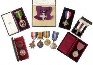 England, lille samling på 10 ordner og bærbare medailler inkl. spange, 1. verdenskrig, tildelt H.A. Jones, L.S. R.N. M.B.E. i æske etc