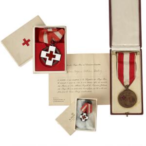 Røde Kors - mindetegn for krigshjælpearbejde, LS 8-009 769, med bånd, æske, miniature samt æske til miniaturen. Nederlandene, Røde Kors - medaille. 3
