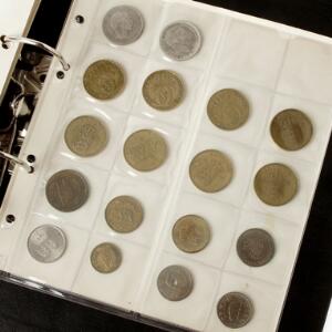 Samling i album med bl.a. erindringsmønter 16 stk., 10 øre 1884, 1904, 1959, 25 øre 1960, 1967, 2 kr 1915, enkelte sedler, Grønland, off. mønter komplet, Sieg 1