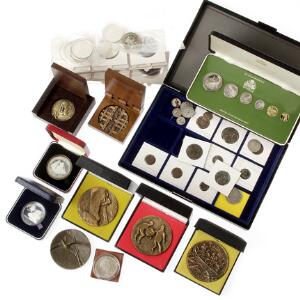 Mønter fra bl.a. Australien, Canada, Guyana, Samoa, Schweiz, Sverige, Tjekkoslovakiet, Tyskland, USA og Østrig med flere samt medailler