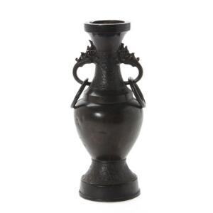 Kinesisk Hu vase af bronze støbt med ornamentik og hanke i form af drager. Ming 1368-1644 eller senere. H. 28 cm.