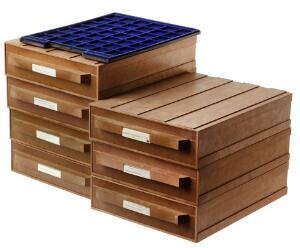 Flyttekasse med 7 stk. bokse med danske årgangssamling og enkelte skillingsmønter samt diverse udenlandske mønter fra Frankrig, Schweiz, Tyskland, USA m.m.