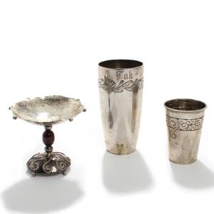 Skønvirke opsats og to bægre af sølv, prydet med ornamentik. Danmark 20. årh.s. begyndelse. Vægt ca. 315 gr. H. 8,5-14,5. 3