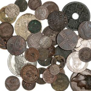 Samling af hovedsagelig ældre mønter fra Danmark, Frankrig, Holland, Kina, Mexico, Tyskland samt enkelte medailler, i alt 38 stk.