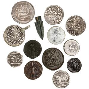 Antikkens Grækenland, kalifatet, etc, lille, spændende samling på 12 mønter samt romersk pilespids.
