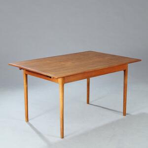 Ib Kofod-Larsen Rektangulært spisebord med top af teak opsat på stel af eg. To underliggende tillægsplader. Udført hos Christensen  Larsen.