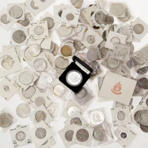 Kæmpe samling nyere og ældre mønter, primært crown-size i sølv, mange i Proof enkelte 18. og 19. århundrede størstedelen i lommer