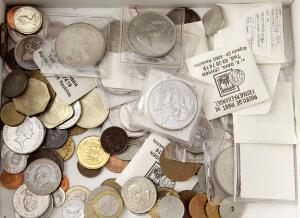 Samling i 8 velbesatte albums og kasse med mønter fra Danmark og udland