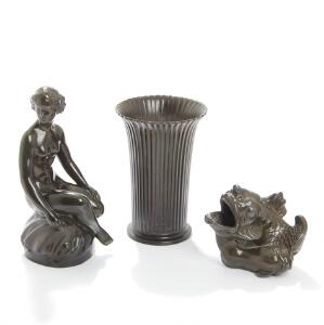 Just Andersen Kanneleret vase, siddende nøgen kvinde og fisk af patineret diskometal. Stemplet monogram. H. 10-23. 3