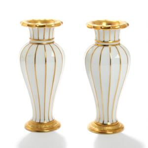 Et par vaser af porcelæn, Kgl. P., dekoreret i guld. Nr. 8626. H. 21. 2