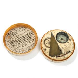 Solur med kompas i æske af elfenben dekoreret med maritim slagscene, putti og kompasrose. 18.-19. årh. H. 2,5. Diam. 7,7.