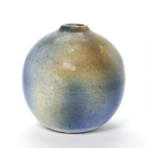 Gertrud Lönegren Vase af stentøj, modelleret med lille munding. Dekoreret med blå og brun glasur. H. 24.