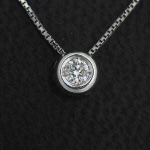 Halskæde med diamantvedhæng af 18 kt. hvidguld prydet med brillantslebet diamant på ca. 0.15 ct. Farve Wesselton H. Klarhed VS. L. 46 cm. Ca. 2010.
